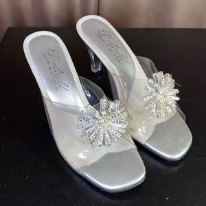 Transparent Delight heeled sandal with rhinestone bow - size 6.5